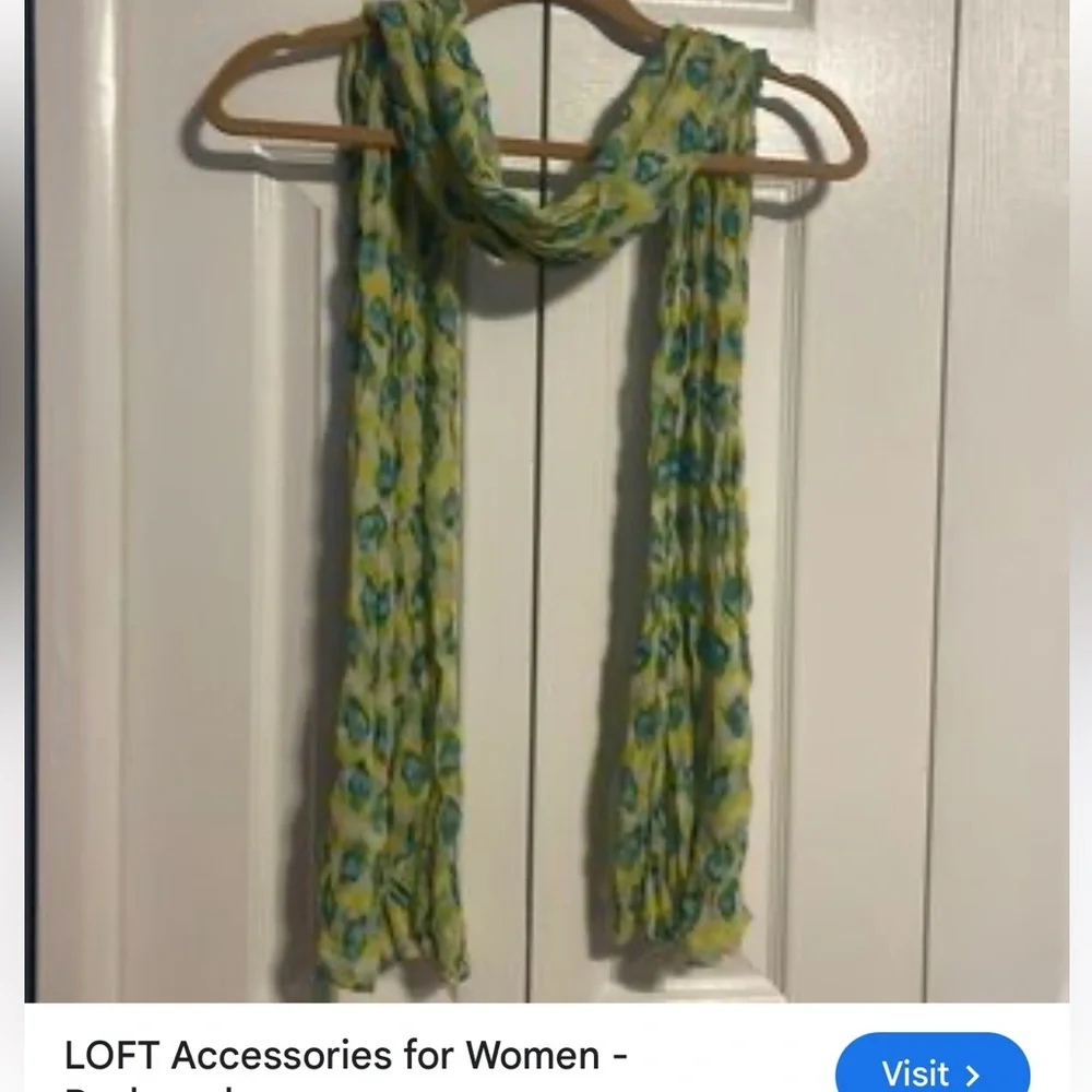 Loft scarf 100% polyester green/blue with parrots Size‎ 72 x 43 / Box 17-31